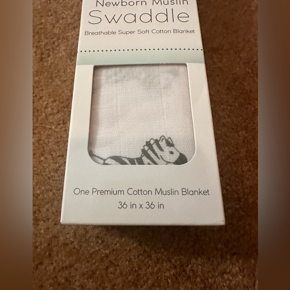 Amazing Baby Muslin Zebra Swaddle Blanket NIB - Picture 4 of 6